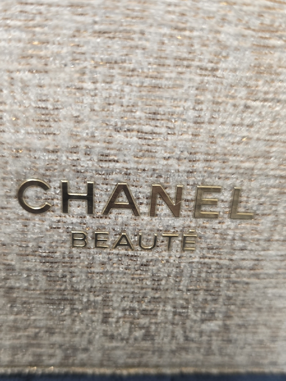 CHANEL beige textured makeup case with gold logo - Picture 4 of 7